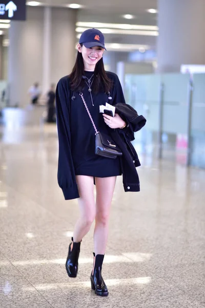 Китайская Модель Мэнъяо Известная Мин Позирует Шанхайском Международном Аэропорту Хунцяо — стоковое фото