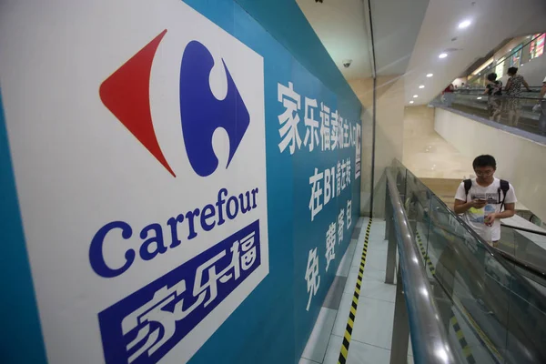 Cliente Toma Una Escalera Mecánica Supermercado Carrefour Shanghai China Agosto —  Fotos de Stock