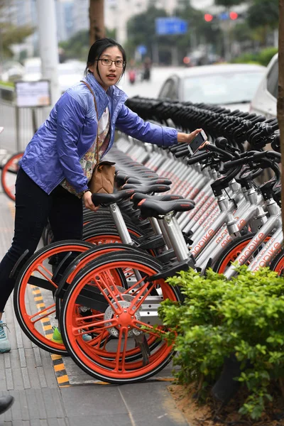 Usuario Teléfono Móvil Utiliza Aplicación Del Servicio Chino Intercambio Bicicletas — Foto de Stock