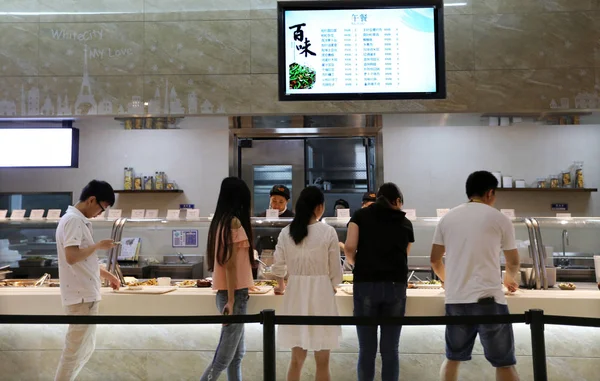 Funcionários Escolhem Comida Cantina Escritório Tencent Chengdu Onde Timi Studio — Fotografia de Stock