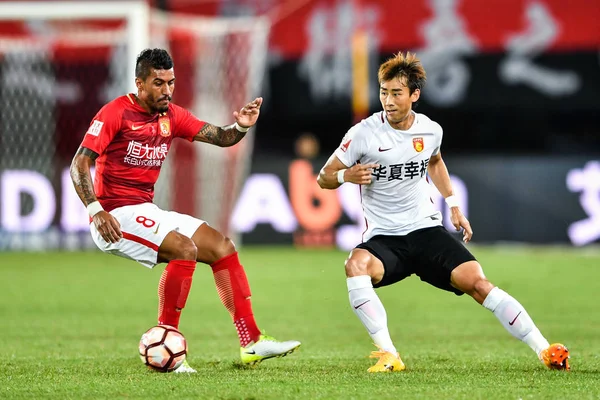 Jogador Futebol Brasileiro Paulinho Esquerda Guangzhou Evergrande Taobao Desafia Jogador — Fotografia de Stock