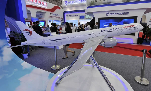 Pessoas Visitam Estande China Eastern Airlines Durante 11Th China International — Fotografia de Stock