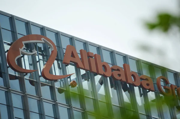 Logo Alibaba Group Jest Zdjęciu Budynku Biurowym Shenzhen Miasta Południowej — Zdjęcie stockowe