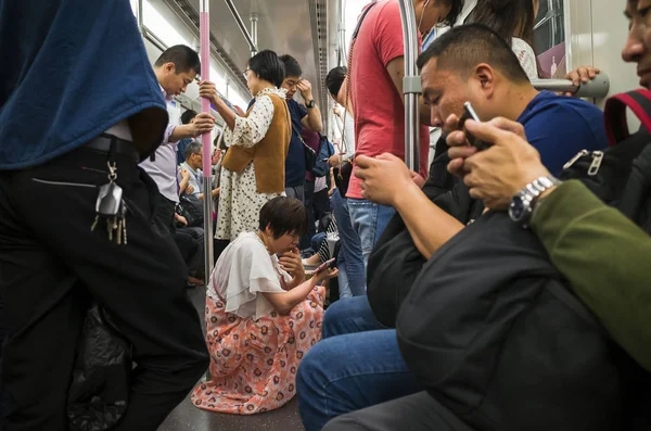 Passageiros Chineses Usam Seus Smartphones Trem Metrô Cidade Wuhan Província — Fotografia de Stock