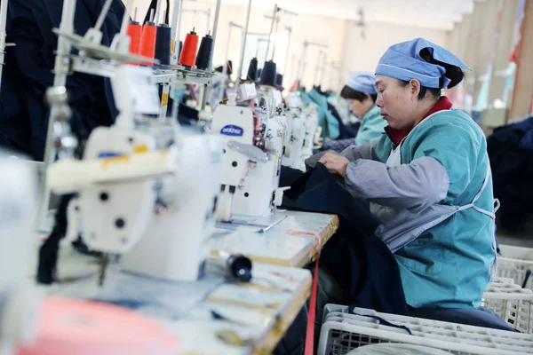 Женщины Китаянки Шьют Одежду Экспорта Страны Юго Восточной Азии Швейной — стоковое фото