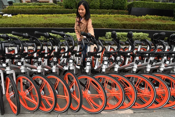 Une Utilisatrice Téléphone Portable Utilise Application Service Chinois Partage Vélos — Photo