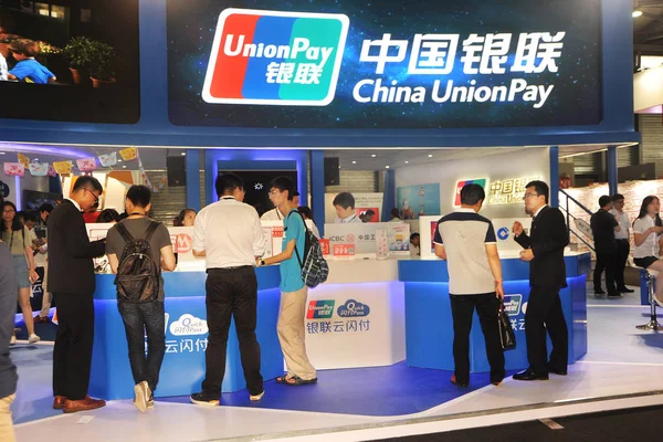 Посещение Стенда China Unionpay Время Mobile World Congress Shanghai 2016 — стоковое фото