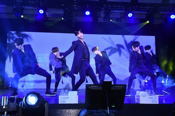 Des Membres Boys Group Sud Coréen Vixx Produisent Lors Événement — Photo