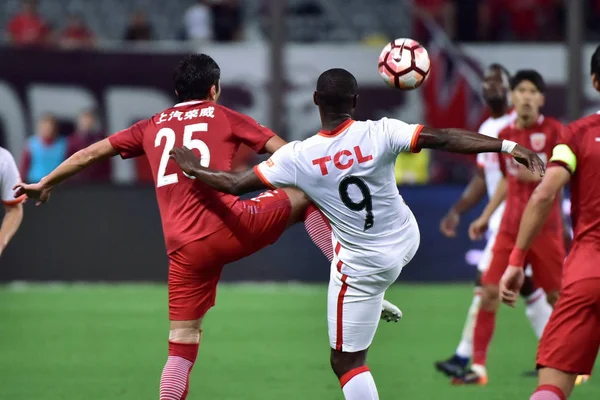 Futbolista Zambiano James Chamanga Derecha Liaoning Whowin Desafía Futbolista Uzbeko —  Fotos de Stock