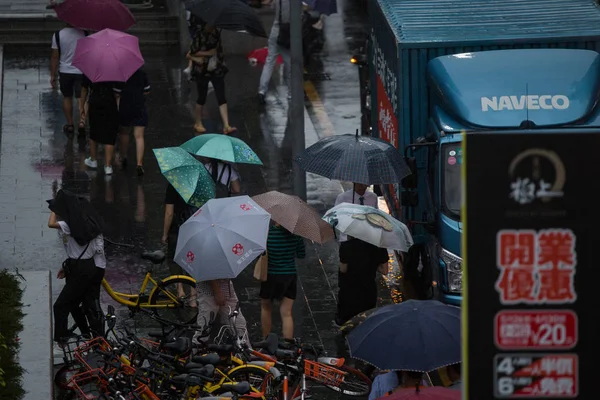 Chinesische Pendler Kämpfen Mit Ihren Regenschirmen Bei Starkem Regen Und — Stockfoto
