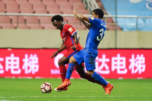 Brazilský Fotbalista Fernandinho Vlevo Chongqing Lifan Kopne Míč Průchodu Proti — Stock fotografie