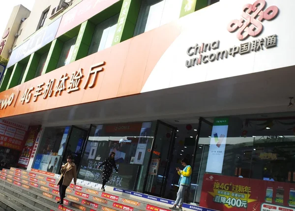 Des Piétons Passent Devant Une Branche China Unicom Dans Ville — Photo