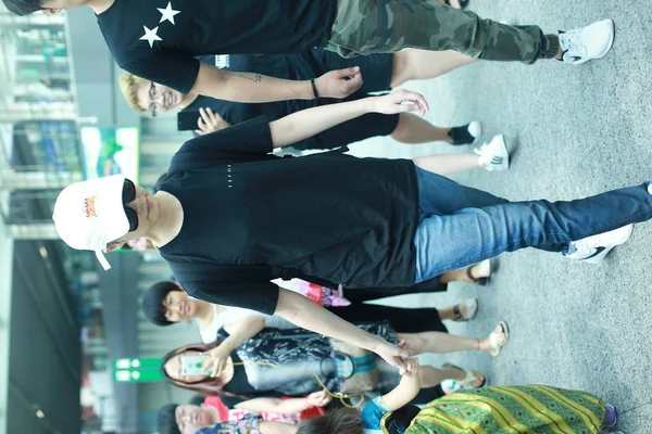 Cantor Chinês Yuchun Caminha Mãos Dadas Com Filha Aeroporto Internacional — Fotografia de Stock