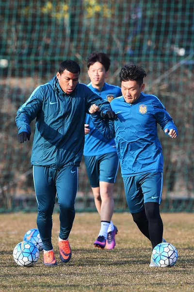 Spieler Von Chinas Jiangsu Suning Teilnahme Einer Trainingseinheit Für Ein — Stockfoto