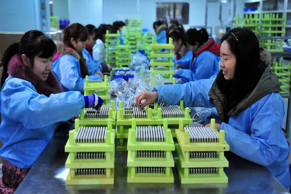 中国の女性労働者は 2017年2月8日 中国中部の湖北省の江昌市にある電子タバコ工場で アメリカと日本に輸出される電子タバコの部品をチェックする — ストック写真