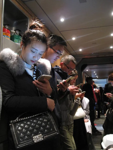 Plik Miejscowi Mieszkańcy Używają Swoich Smartfonów Mieście Shaoyang Centralnej Chińskiej — Zdjęcie stockowe