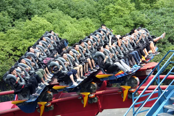 大学の卒業生は 中国のハッピーバレー遊園地での卒業を祝うために 高ジェットコースターに乗る 月2017 — ストック写真