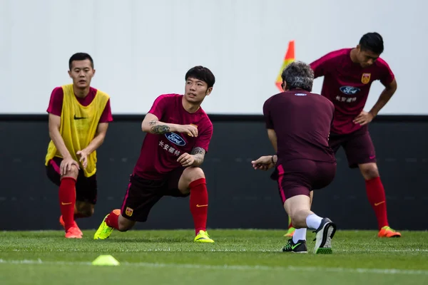 2017年6月6日 中国国家足球队的球员参加在中国南方广东省广州市与菲律宾的友谊赛的训练课 — 图库照片