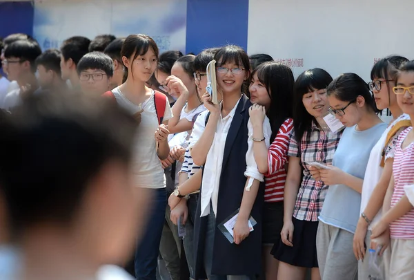 2017年6月6日 在中国西南四川省成都市 中国学生在即将到来的2017年全国高考现场 也就是高高 — 图库照片