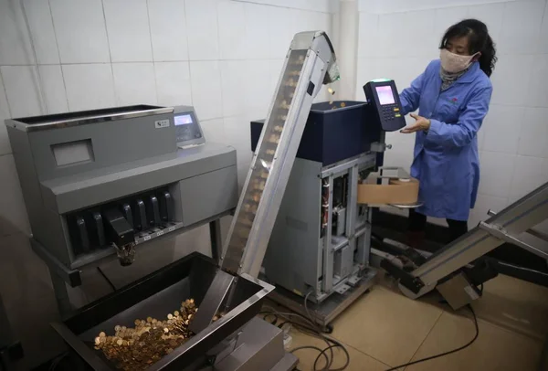 Una Empleada Utiliza Una Máquina Para Contar Monedas Las Tarifas — Foto de Stock