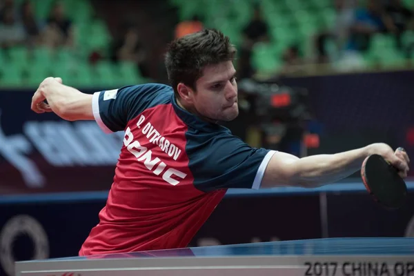 Ovtcharov ドイツの彼らの男子シングルス準々決勝のシーマスター 2017 Ittf ワールド ツアー プラチナ中国で開く成都市 中国南西部の四川省 2017 日中に試合日本の弥大島へショットを返します — ストック写真