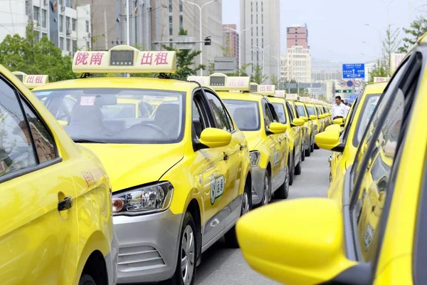 765 Taxis Están Alineados Para Ofrecer Viaje Voluntario Los Estudiantes — Foto de Stock