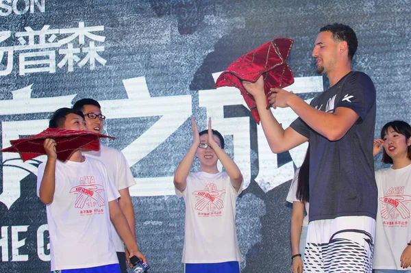 Joueur Basket Ball Américain Klay Thompson Joue Avec Des Fans — Photo