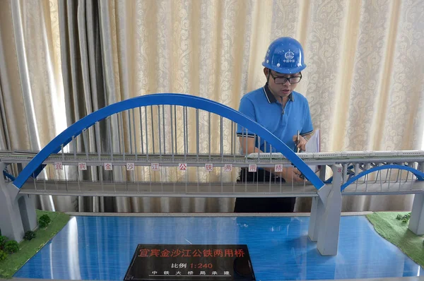 Chiński Pracownik Patrzy Model Yibin Jinsha River Railway Bridge Najdłuższa — Zdjęcie stockowe