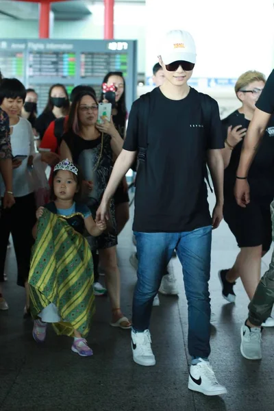 Cântăreața Chineză Yuchun Merge Mână Mână Fiica Unui Fan Aeroportul — Fotografie, imagine de stoc