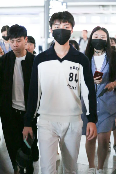 Karry Wang Eller Wang Junkai Center Kinesisk Pojke Gruppen Tfboys — Stockfoto