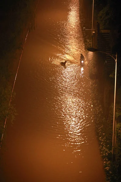 Cidadão Monta Uma Bicicleta Elétrica Uma Estrada Inundada Causada Por — Fotografia de Stock