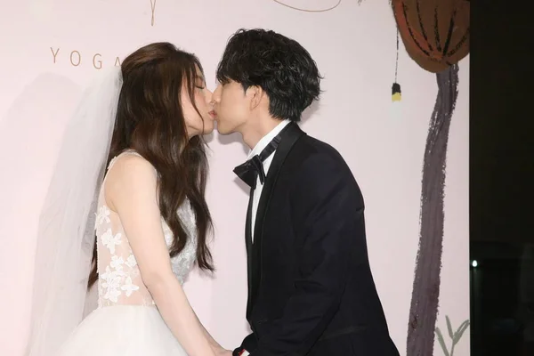 Taiwanese Singer Yoga Lin Right Kisses His Singer Wife Kiki — Stock Photo, Image