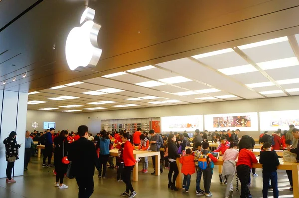 Клиенты Толпятся Магазине Apple Городе Шэньчжэнь Провинция Гуандун Февраля 2017 — стоковое фото