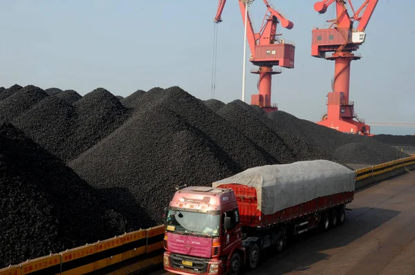 2015年12月19日 中国東部江蘇省梁雲江市の梁雲江港の岸壁に積み上げられた石炭をトラックが運転するトラック — ストック写真