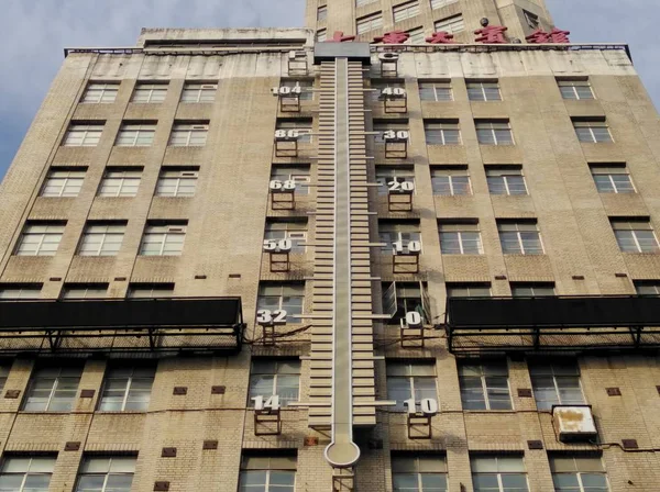 Weergave Van Een Gebouw Met Enorme Thermometer Buitentemperaturen Shanghai China — Stockfoto