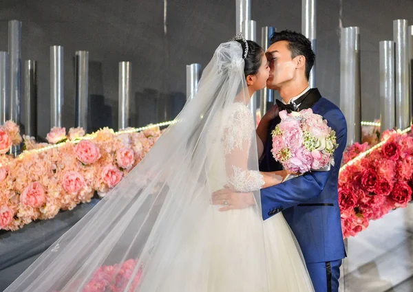 Mergulhadores Chineses Esquerda Qin Kai Beijo Durante Sua Cerimônia Casamento — Fotografia de Stock