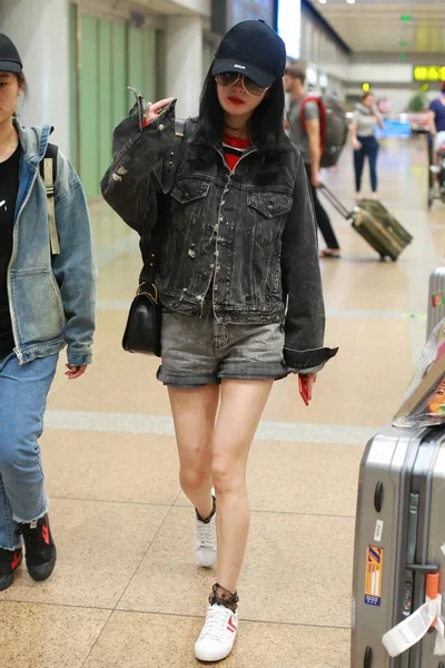 Chińska Aktorka Yang Jest Zdjęciu Beijing Capital International Airport Pekinie — Zdjęcie stockowe