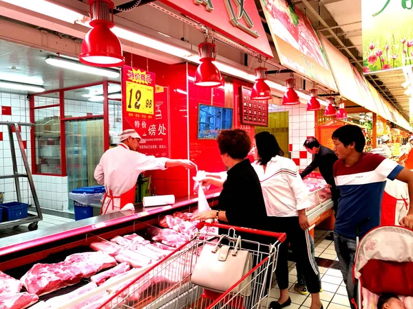 Customers Shop Pork Supermarket Huaibei City East China Anhui Province — стоковое фото