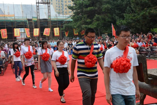 在全国高考 又名高考高高 期间在吉林省取得最高分的中国学生 参加了 0日在中国东北吉林省吉林市孔庙举行的颁奖仪式 — 图库照片