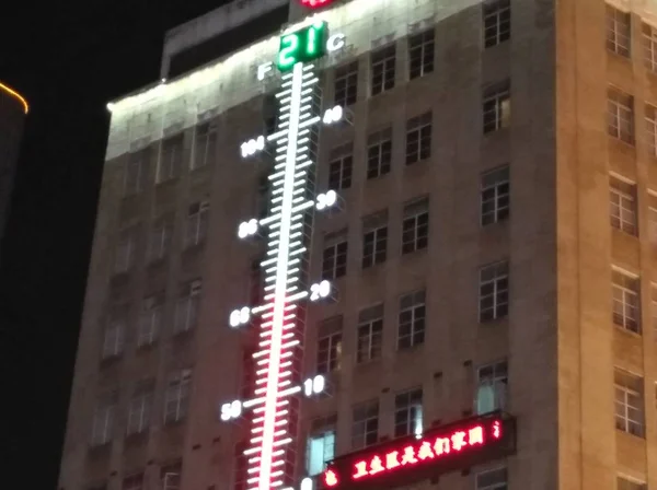 Blick Auf Ein Gebäude Mit Dem Riesigen Thermometer Das Außentemperaturen — Stockfoto