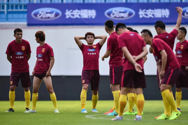 中国国家足球队的球员参加了 8年世界杯俄罗斯预选赛在中国南方广东省广州市举行的 组第8轮比赛的训练课 2017年6月5日 — 图库照片