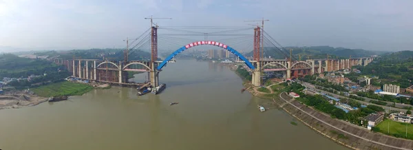 四川省南西部の Yibin 市で完成する 世界最長の道路レール鋼製ボックスアーチ橋 Yibin オルドス川の風景 月2017 — ストック写真