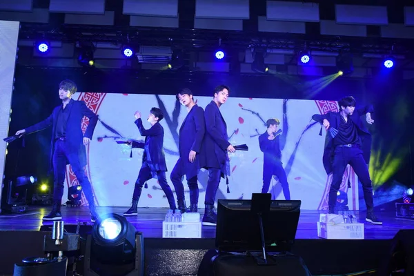韓国の少年グループ Vixx のメンバー実行プロモーション イベント中に韓国ブランド エンターテイメント 2017 Kbee 2017 の台北 2017 — ストック写真