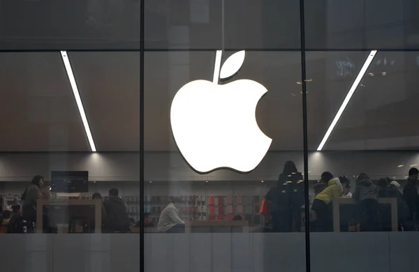 Customers Try Out Buy Digital Products Apple Store Shenyang City — стоковое фото