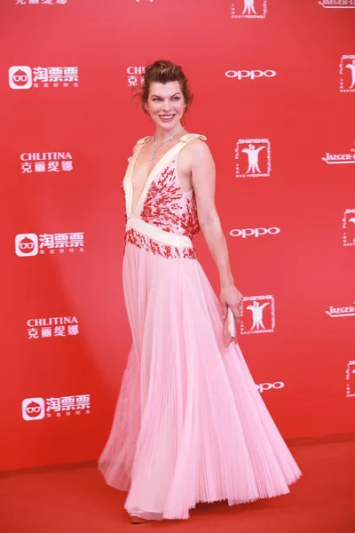 Actrice Américaine Milla Jovovich Arrive Sur Tapis Rouge Pour Cérémonie — Photo