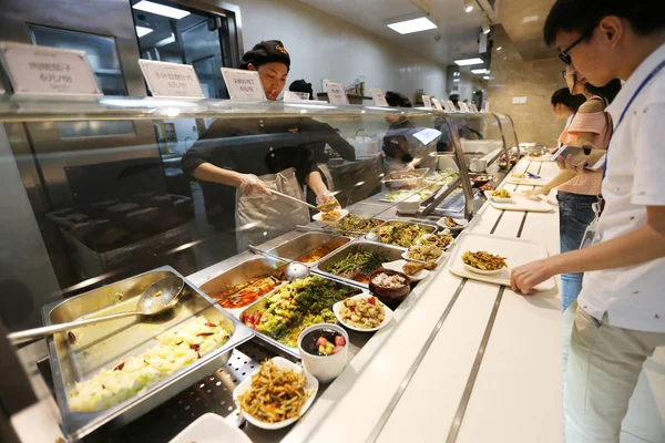 Staff Members Choose Food Canteen Chengdu Office Tencent Timi Studio — Stock Photo, Image