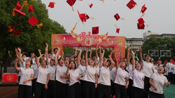 Schüler Werfen Während Einer Coming Age Zeremonie Einer High School — Stockfoto