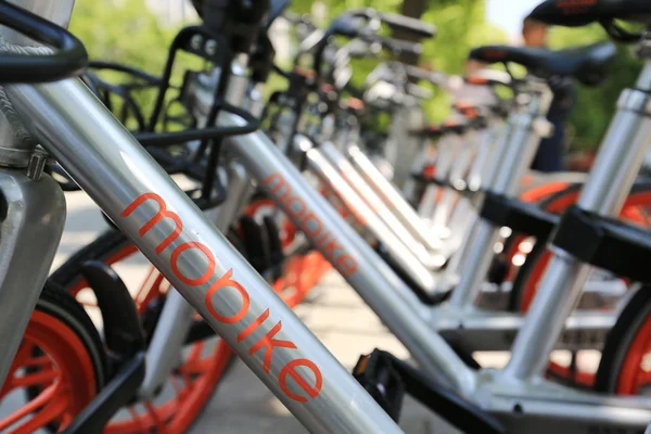 Bicycles Chinese Bike Sharing Service Mobike Lined Street Xiangyang City — Stock Photo, Image