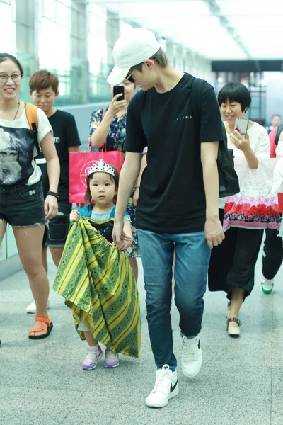 Cântăreața Chineză Yuchun Merge Mână Mână Fiica Unui Fan Aeroportul — Fotografie, imagine de stoc
