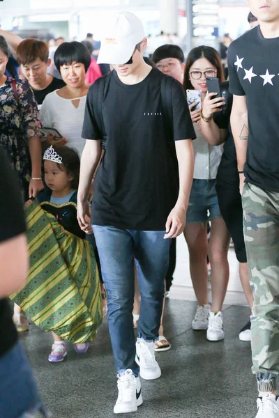 Chinese Singer Yuchun Walks Hand Hand Fan Daughter Beijing Capital — Stock Photo, Image